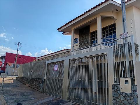 Casa para alugar em Jataí, Centro, com 3 quartos